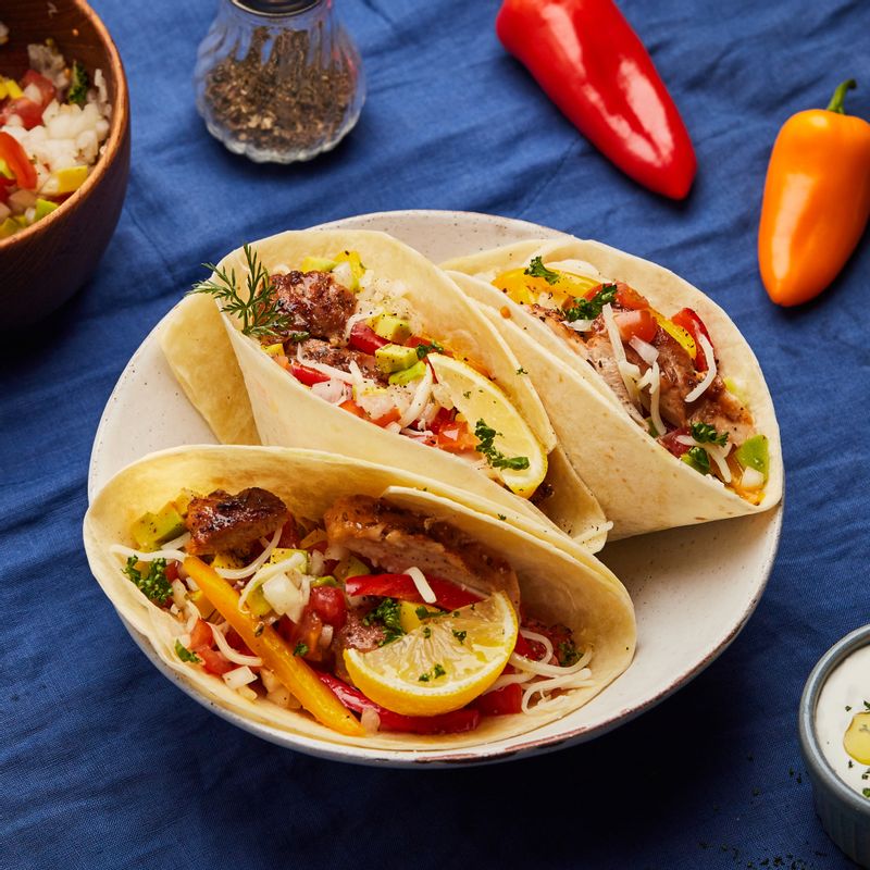 간단요리, 닭다리, 치킨, 닭고기, 타코, 과카몰리, 모짜렐라치즈, 아보카도, 방울토마토, 멕시코, 토르티야