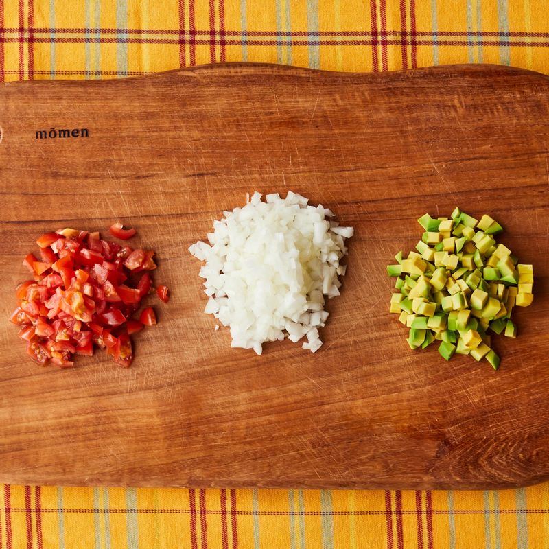 껍질과 씨를 제거한 아보카도와 방울토마토, 양파는 작은 크기로 깍둑 썰어주세요.