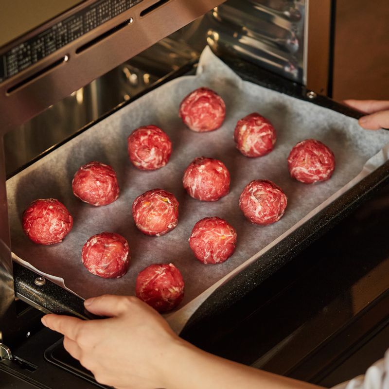 쇠고기에 주먹밥을 올려 감싼 후 법랑 접시 위에 가지런히 올려주세요.