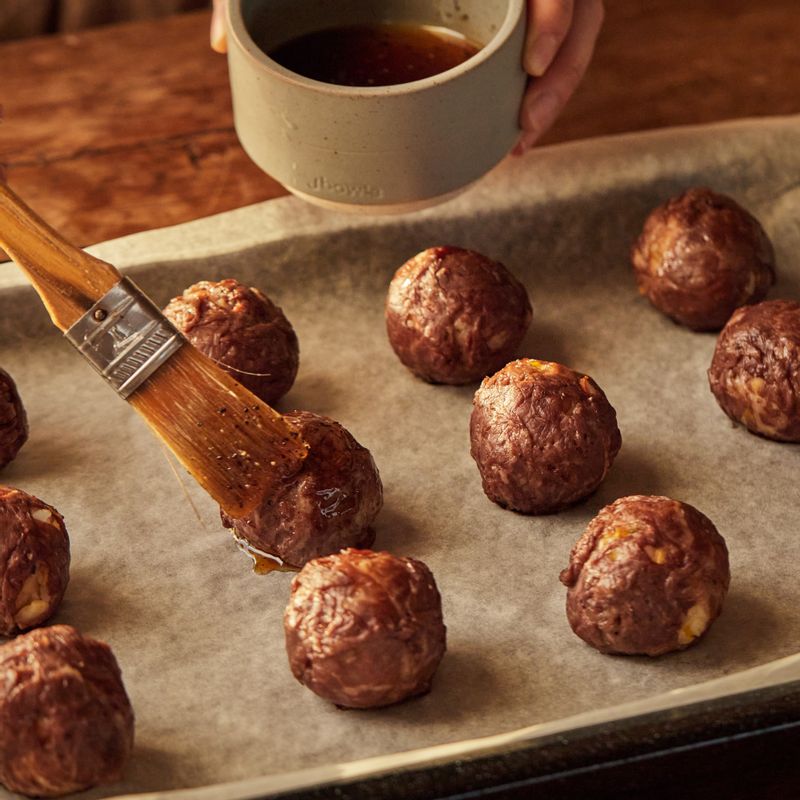 법랑 접시를 1단에 넣고 광파오븐 수동요리 <오븐>에서 180도로 15분으로 설정 후 시작해주세요. 12분이 지났을 때 주먹밥을 꺼내어 양념 소스를 덧바르고 계속 조리해주세요.
(tip."오븐에 전송" 버튼으로 조리하면 양념을 덧발라야 할 시간에 멜로디가 울려요. 멜로디가 울리면 오븐을 열어 5분 내로 양념소스를 덧바른 후 시작버튼을 누르면 연속 조리됩니다.)