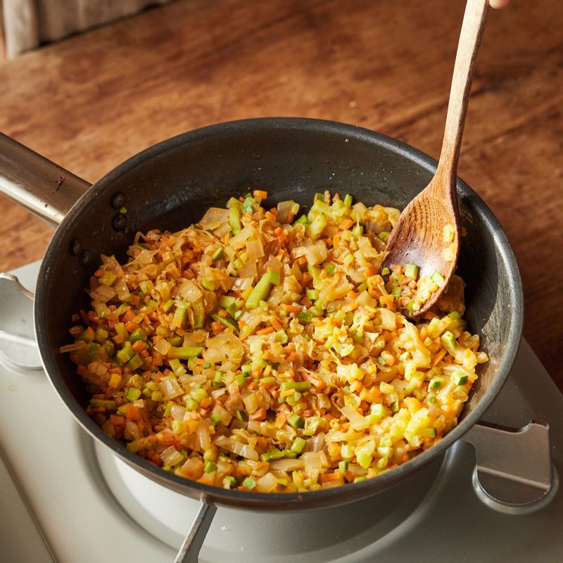 달군 팬에 식용유를 두르고 다진 당근, 애호박, 김치를 넣어 볶다가 약간의 소금과 후춧가루로 밑간해서 볶아주세요.