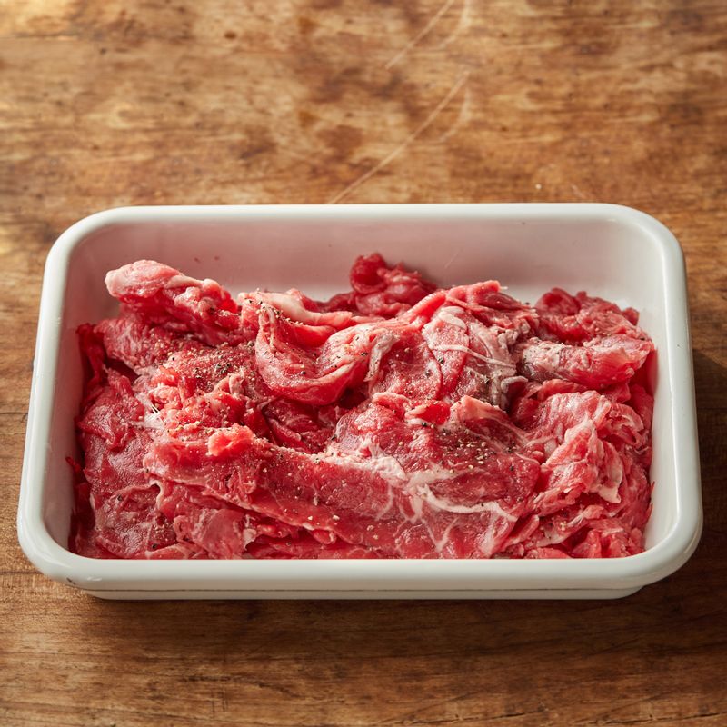 쇠고기는 키친타월에 올려 핏물을 제거하고 맛술과 후춧가루 뿌려 준비해주세요.