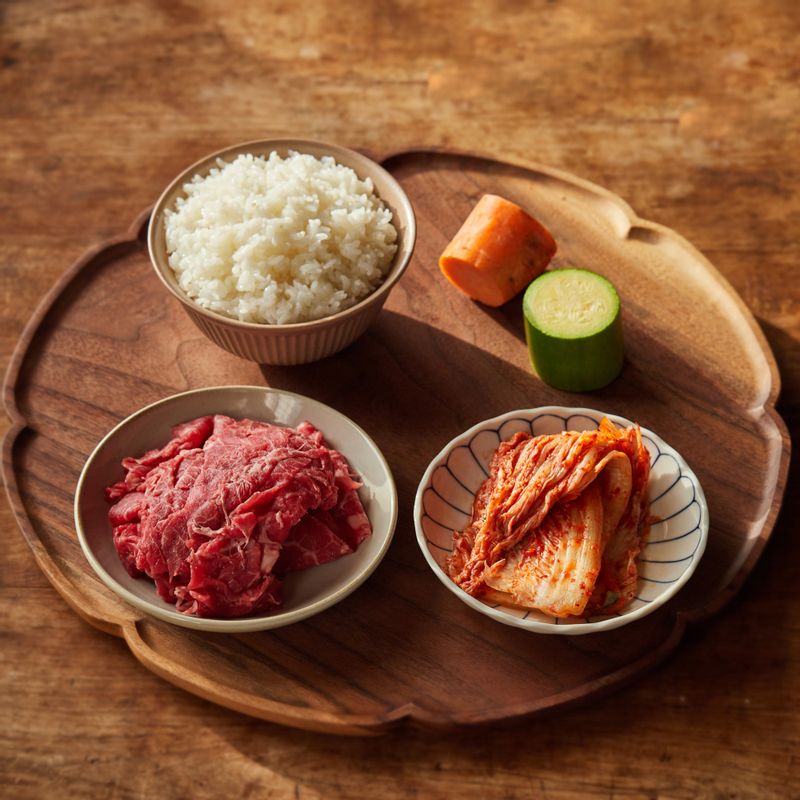 쇠고기말이 주먹밥을 위한 재료 이미지로 쇠고기(불고기용),익은 배추김치,애호박,당근,밥 등으로 구성 되어있습니다.