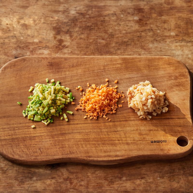 배추김치는 양념을 물에 씻고 물기를 제거한 후 잘게 자르고, 애호박과 당근도 잘게 잘라주세요.
(tip.김치는 줄기부분을 사용하면 좋아요.)