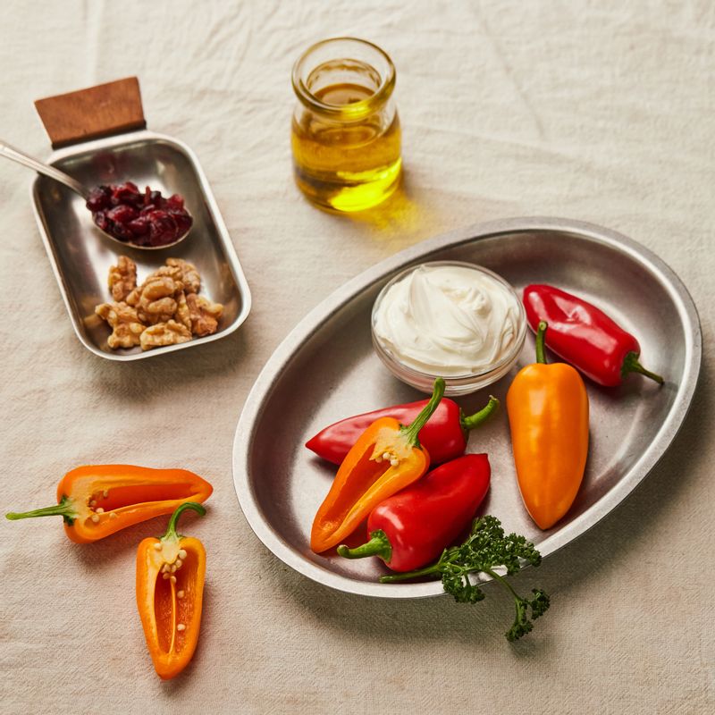 미니파프리카 크림치즈 까나페을 위한 재료 이미지로 미니 파프리카,구운 호두,올리브오일,발사믹 식초,소금 등으로 구성 되어있습니다.