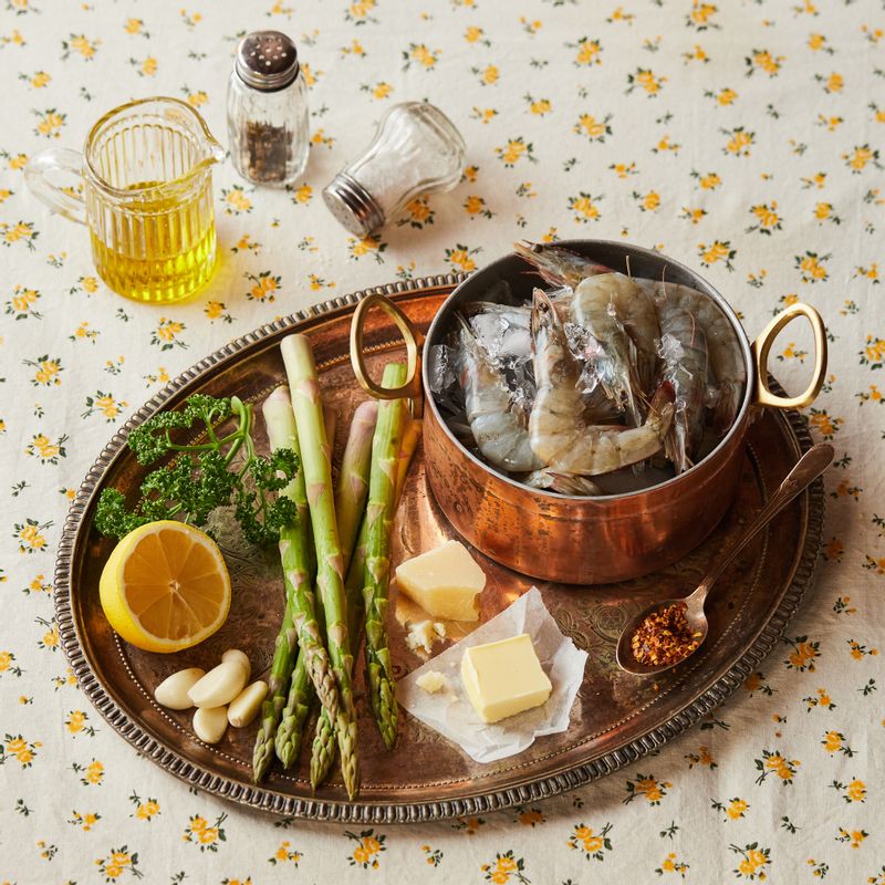 갈릭버터 새우구이을 위한 재료 이미지로 새우,다진 마늘,버터 등으로 구성 되어있습니다.