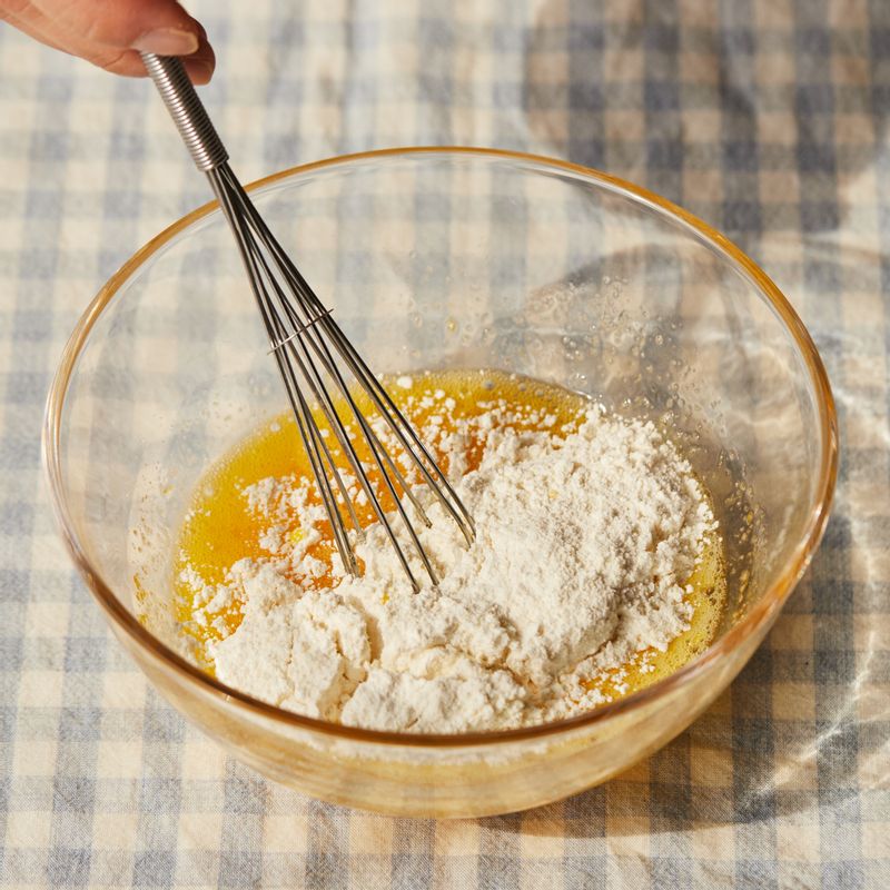 3에 박력분과 아몬드 가루, 베이킹파우더를 체에 내려 섞은 후, 녹인 버터를 넣고 섞어 반죽을 완성해 주세요. 완성된 반죽은 짤주머니에 담아주세요.
(tip.반죽이 매끄럽고 찰기가 생기면 완성이에요)