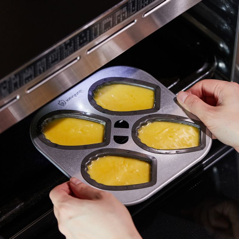 법랑 접시에 틀을 올려 1단에 넣고 광파오븐 수동요리 <오븐>에서 200도로 5분, 170도로 10분간 구워주세요.