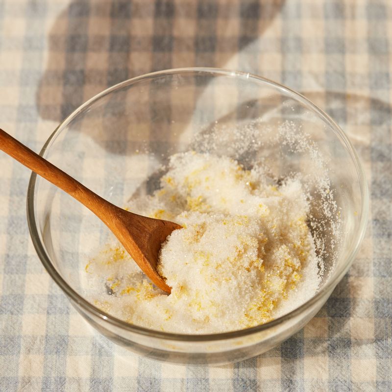 볼에 설탕과 레몬 제스트를 넣고 섞어주세요.
(tip.설탕이 레몬 향을 흡수해서 더욱 향기로운 마들렌을 만들 수 있어요)