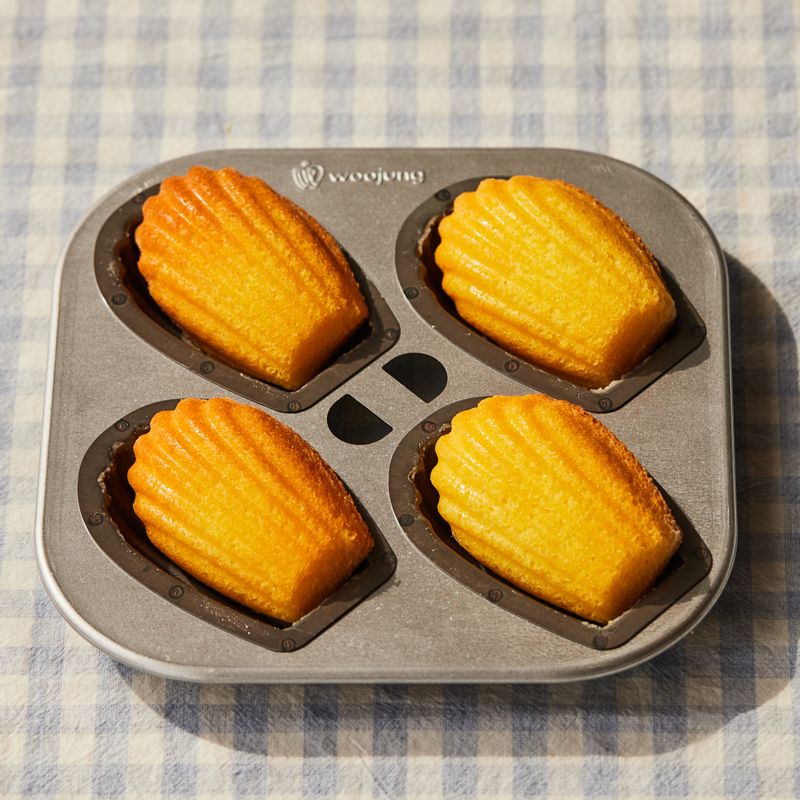 완성된 마들렌을 틀에서 꺼내 뒤집어 식혀주세요.