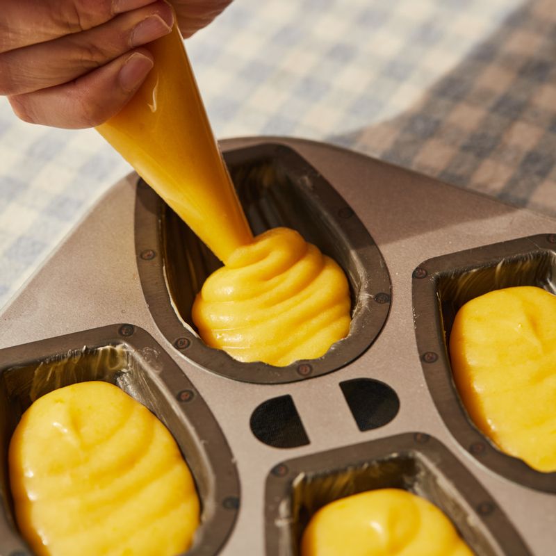 틀에 반죽을 80% 정도 차도록 넣은 후 틀 바닥을 가볍게 두드려 반죽을 골고루 퍼뜨려 주세요.