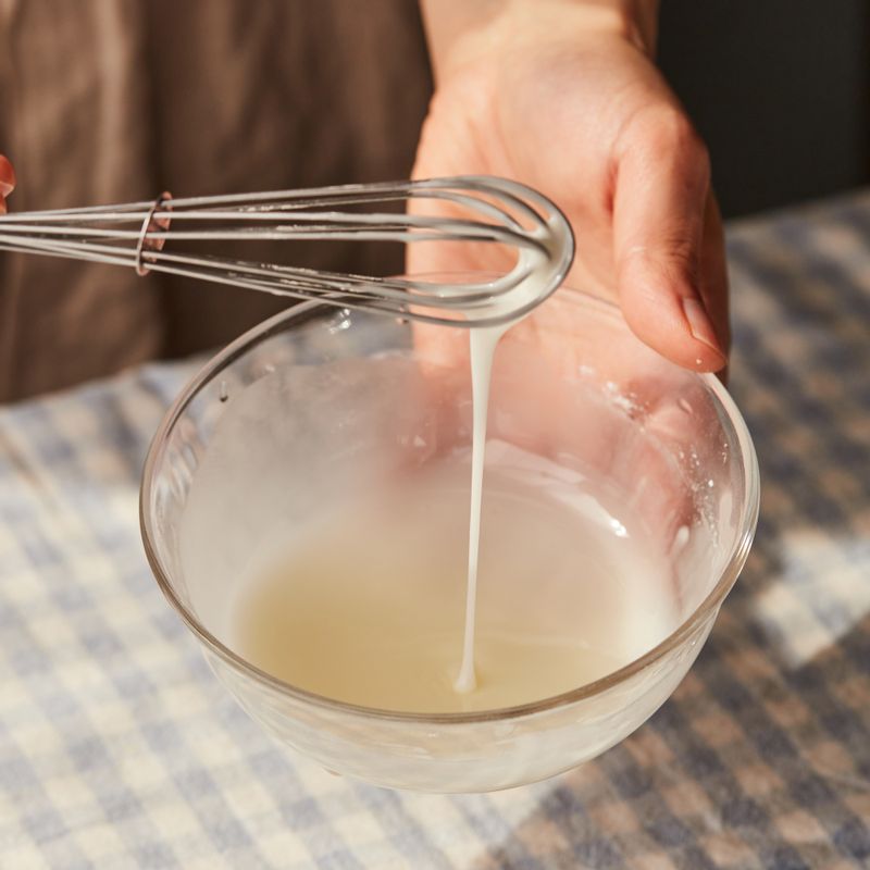 슈가파우더에 레몬즙을 넣고 섞은 후 물을 1~2방울 넣어가며 농도를 맞춰주세요.
(tip.무겁게 주르륵 흐르는 정도가 적당해요)