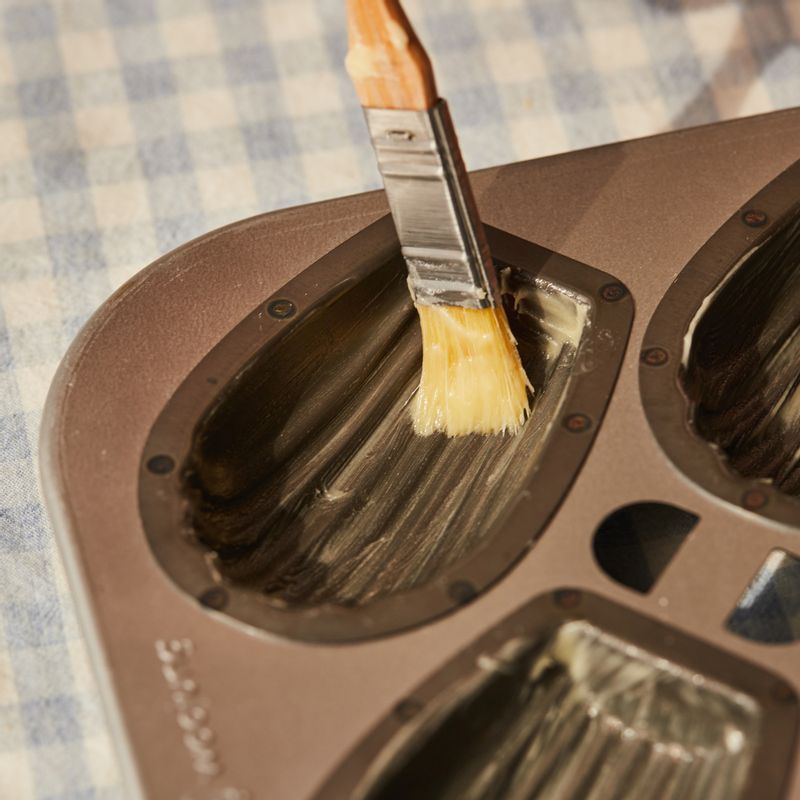 틀 코팅재료를 섞어준 후 마들렌 틀에 코팅재료를 붓으로 발라 냉장고에서 10분 이상 굳혀주세요.