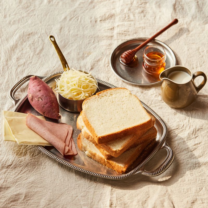 고구마 크로크무슈을 위한 재료 이미지로 고구마,식빵,슬라이스 체다치즈,햄 슬라이스,피자 치즈 등으로 구성 되어있습니다.