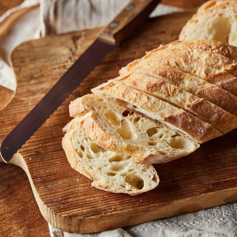 바게트는 1cm 두께로 어슷하게 썰어주세요.