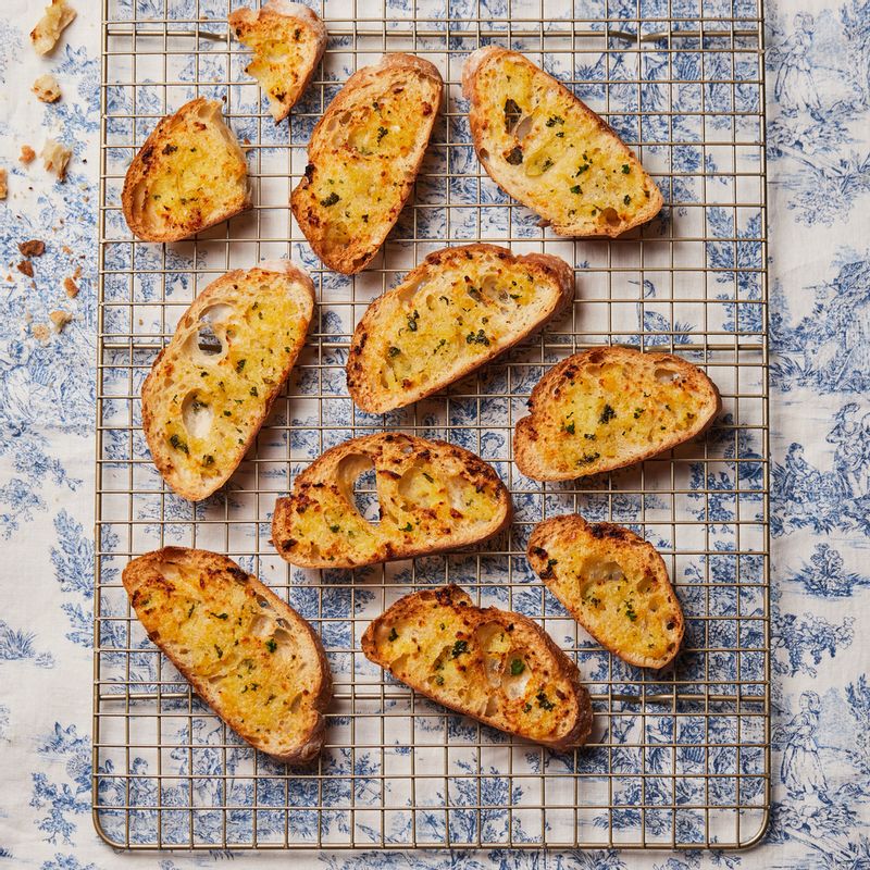 완성된 마늘빵을 접시에 담아 맛있게 즐겨주세요.
