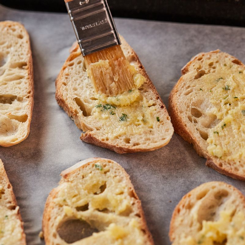 법랑 접시에 바게트를 놓고 소스를 발라주세요.