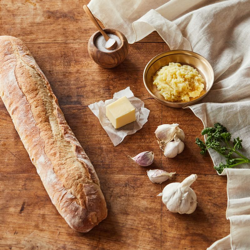 마늘빵을 위한 재료 이미지로 바게트,파슬리 등으로 구성 되어있습니다.