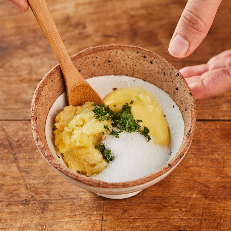 실온에 둔 부드러운 버터에 소스 재료를 섞어 마늘 버터를 만들어 주세요.
(tip. 버터가 딱딱할 때는 전자레인지에 10초 정도 돌려 사용해 주세요)