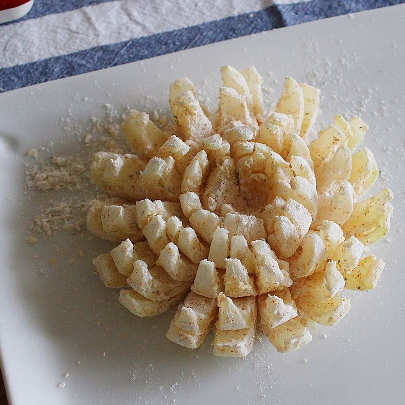 양파에 가루 양념을 골고루 바르고 우유물에 적신 후 다시 가루 양념을 골고루 묻히고 가루가 뭉치지 않게 털어냅니다.