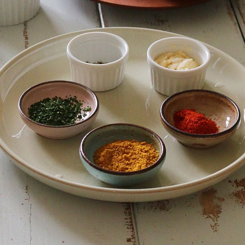 가루 양념 재료를 넓은 그릇에 잘 섞어두고 우유에 달걀노른자를 잘 풀어 우유물을 만들어주세요.