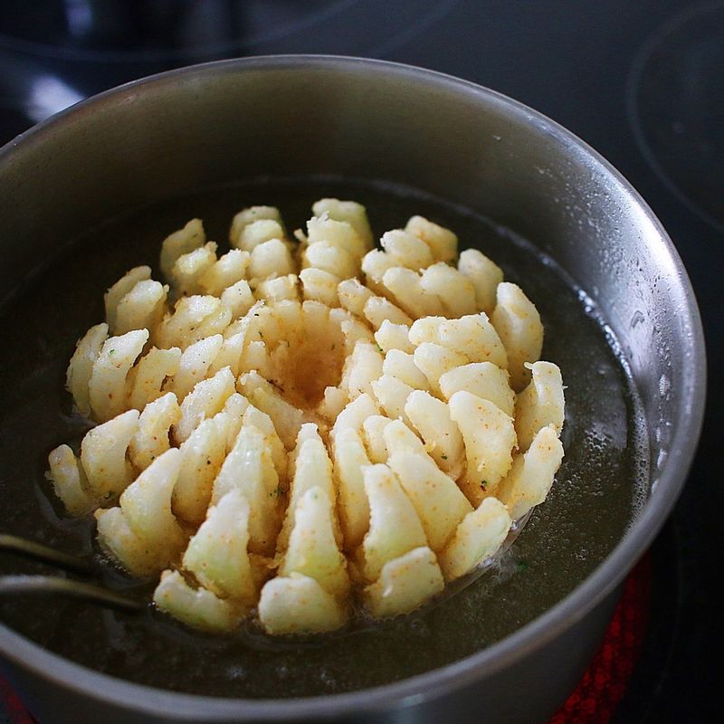 팬에 식용유를 넉넉히 두르고 160도로 달군 후 양파를 넣어 튀겨주세요. 센 불에서 한 번 더 튀기면 좀 더 바삭하게 즐길 수 있답니다.