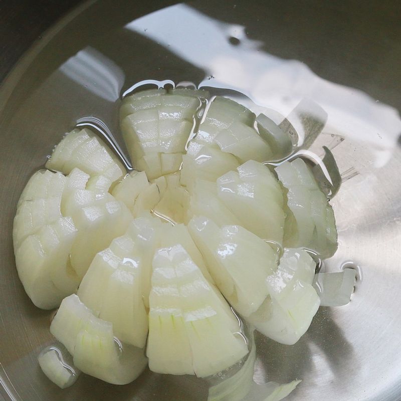 양파를 30분간 물에 담갔다가 물기를 제거해주세요.