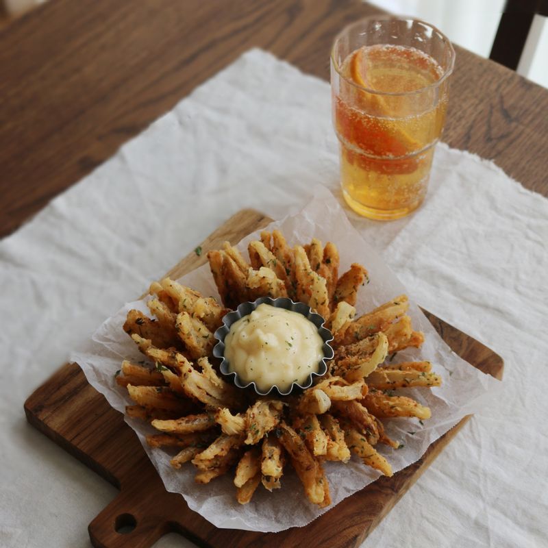 양파 가운데 부분을 살짝 파낸 후 빈 공간에 디핑 소스 그릇을 놓아도 좋아요.