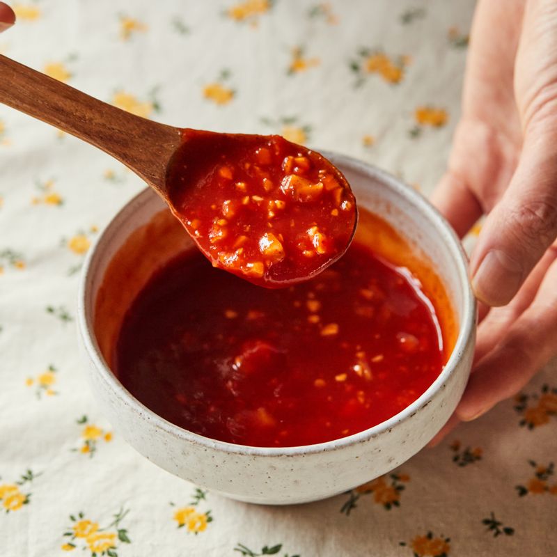 양념 재료를 섞은 후 팬에 넣고 2분 정도 바글바글 끓이다가 튀긴 두부와 견과류를 넣고 섞어주세요.
(tip. 견과류는 생략해도 좋아요.)