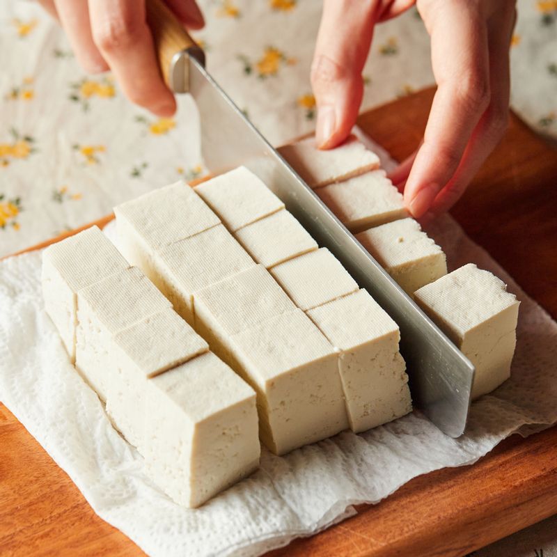 두부는 사방 2cm 크기로 자른 후 키친 타올에 올려 물기를 제거해 주세요.