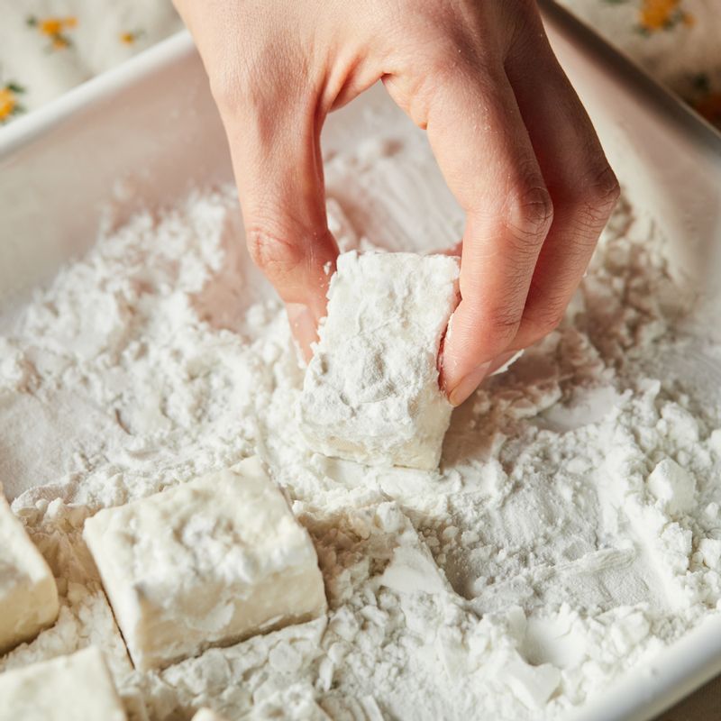 두부에 전분을 묻혀주세요.
(tip. 전분을 두껍게 묻혀야 더욱 바삭해요)