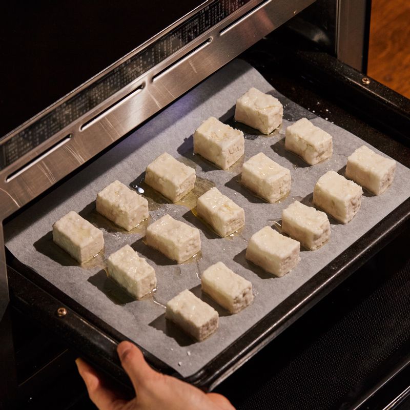 법랑 접시를 3단에 넣고 광파오븐 자동 요리 <에어프라이> 에서 <두부 강정> 1모를 선택한 후 튀겨주세요.