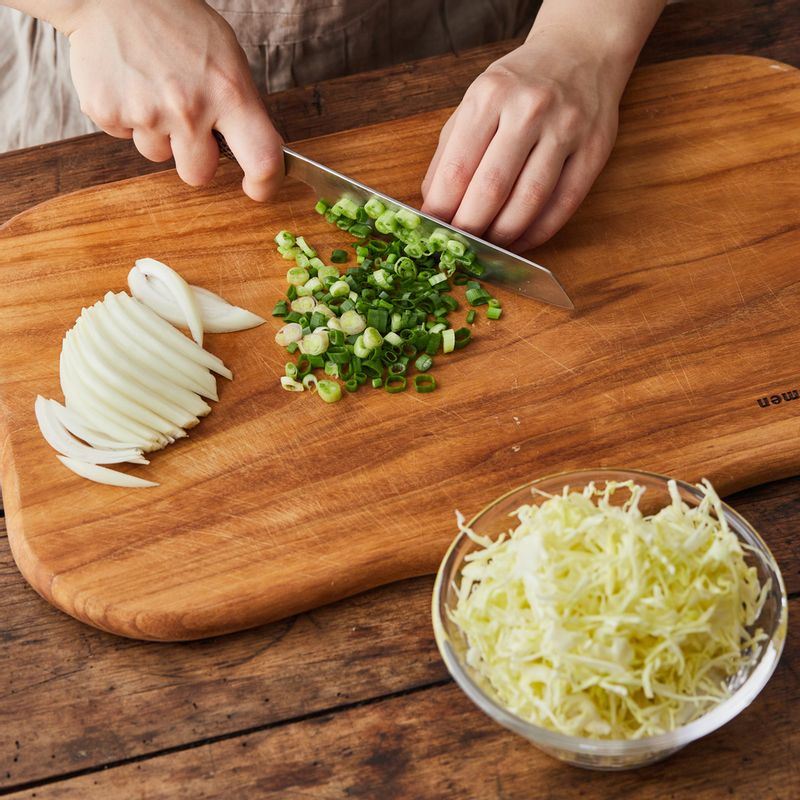 양배추는 가늘게 채를 썰고 찬물에 담갔다가 물기를 빼주세요. 양파는 채 썰고, 쪽파는 송송 썰어주세요.