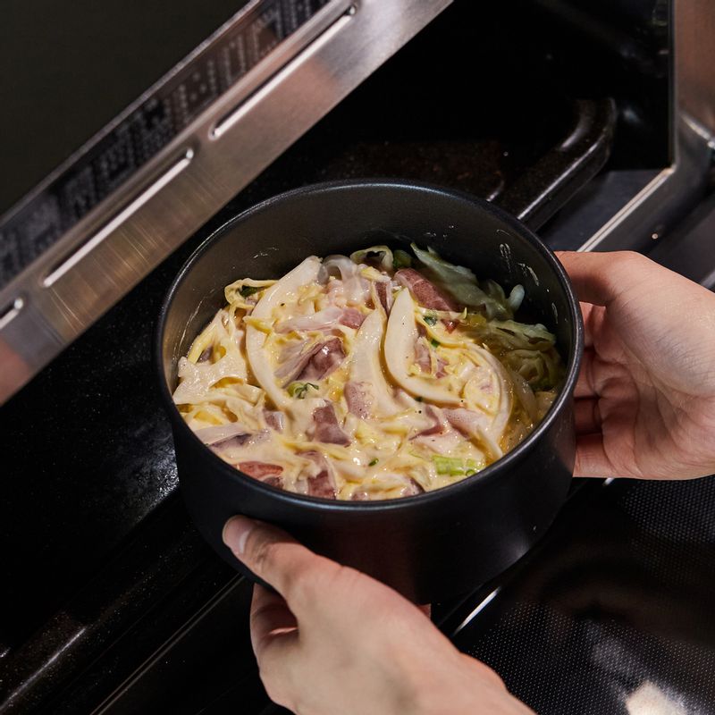 법랑 접시 위에 케이크 팬을 넣고 1단에 넣은 후 광파오븐 수동 요리 <오븐>에서 200도로 35분간 구워주세요.