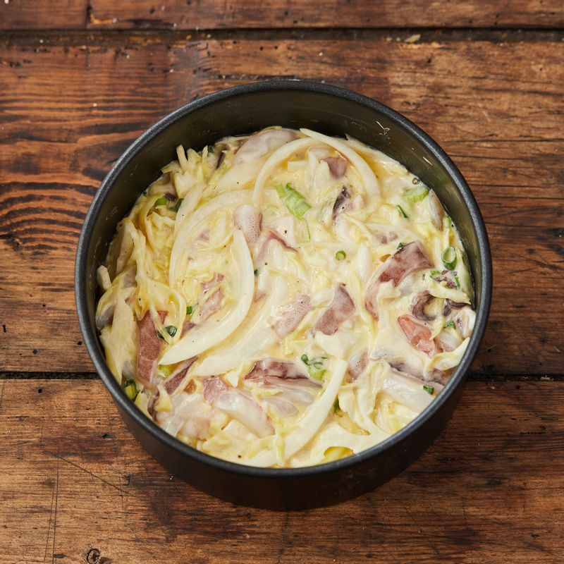 케이크 틀에 식용유를 바른 후 반죽을 넣어주세요.
(tip. 지름 15cm의 원형 케이크 틀 1호를 사용했어요)