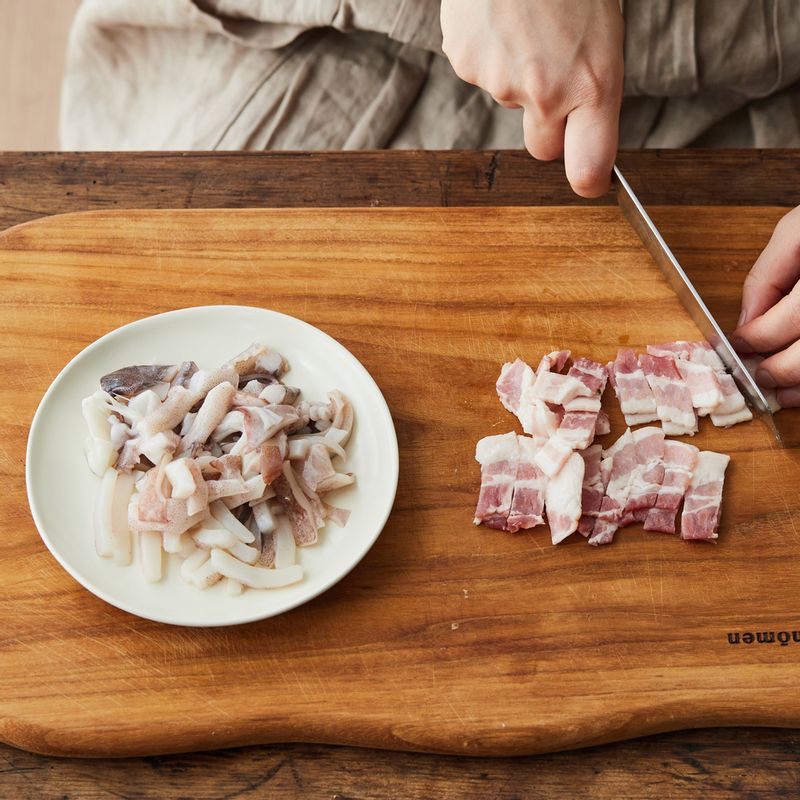 오징어는 가늘게 썰고 베이컨은 1cm 두께로 썰어주세요.