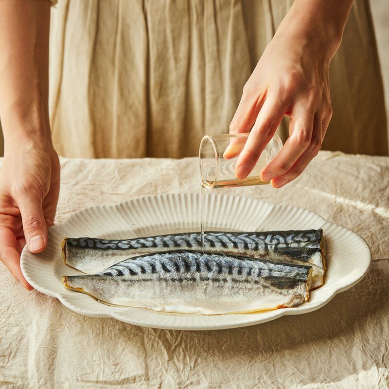 손질한 고등어에 맛술을 뿌려 10분 정도 밑간해 주세요.
(tip. 자반고등어는 쌀뜨물에 10분 정도 담가 짠맛과 비린내를 제거한 후 사용해 주세요)