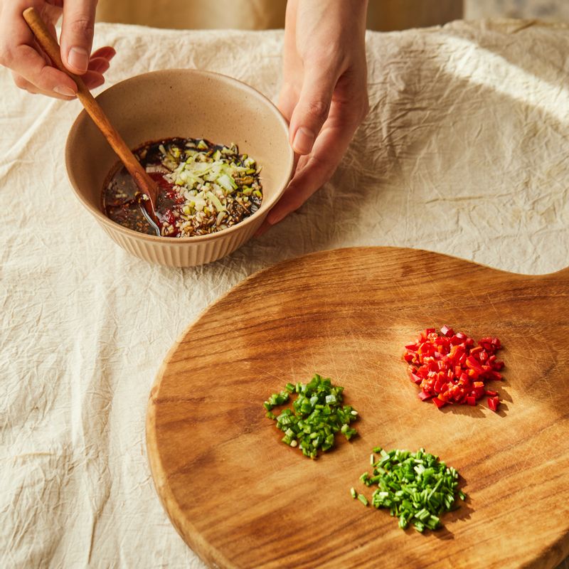 홍고추와 청고추는 잘게 썰고, 실파는 송송 썰어주세요. 볼에 고추장 양념장 재료를 넣고 섞어주세요.
