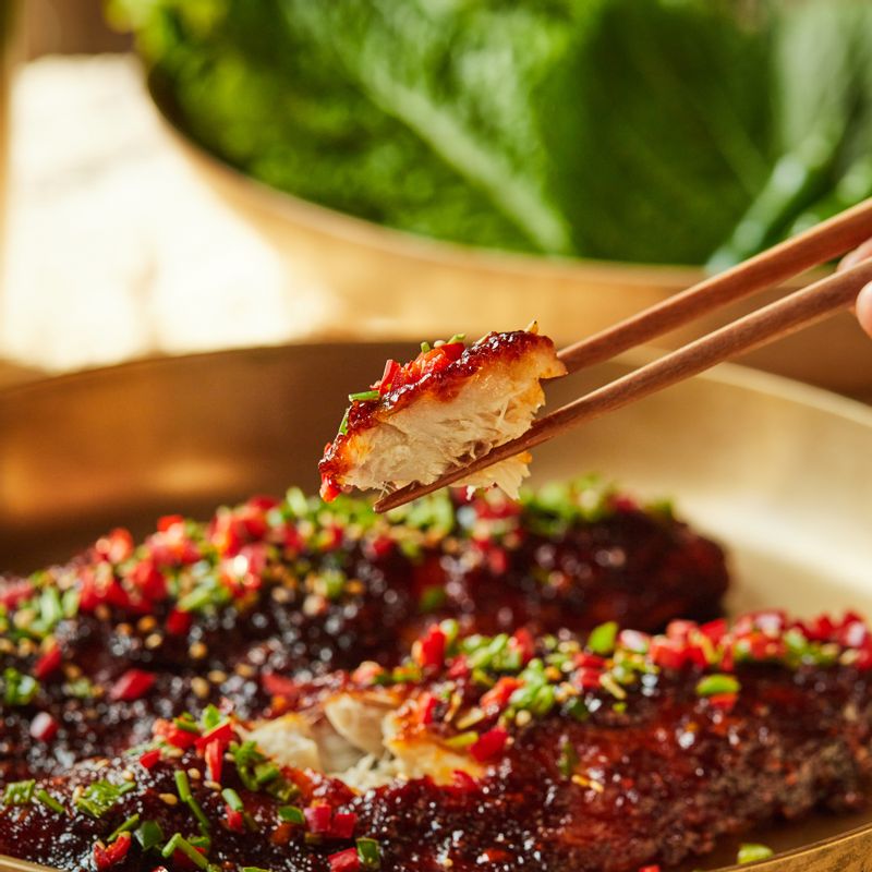 접시에 구운 고등어를 담고 고추장 양념을 추가로 덧바른 후 고추와 실파, 통깨를 뿌려 맛있게 즐겨주세요.