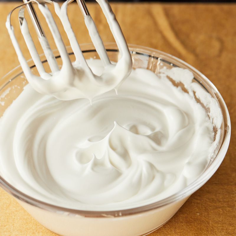 달걀흰자를 핸드믹서로 휘핑해 거품을 낸 후 설탕을 3번에 나눠 넣어가며 휘핑해 주세요.