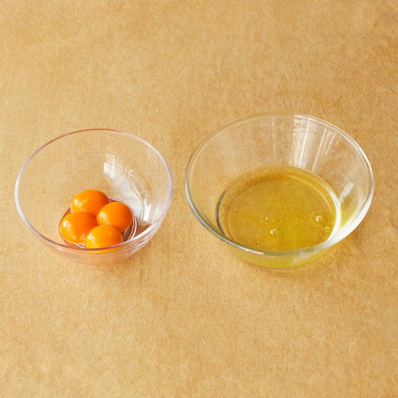 볼에 달걀노른자를 분리해 넣고 설탕을 넣어 핸드믹서로 휘핑해 주세요.
(tip. 노른자의 색이 밝아지고 크림화 되면 완성이에요)