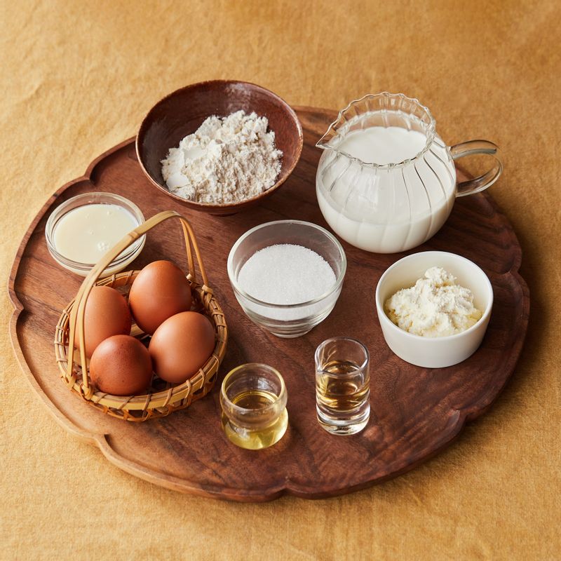 크림가득 롤케이크을 위한 재료 이미지로 달걀노른자,설탕,박력분,전분,우유 등으로 구성 되어있습니다.