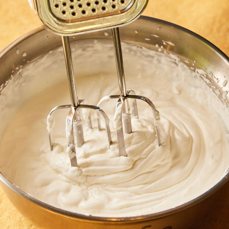 볼에 마스카포네 치즈를 넣고 섞은 후 생크림을 넣어가며 휘핑해 주세요. 연유와 설탕 럼주를 넣어 섞어주세요.
(tip. 얼음 볼 위에서 휘핑하면 더욱 좋은 질감을 얻을 수 있어요)