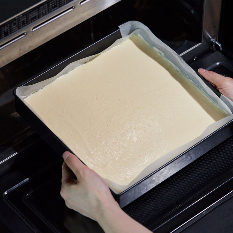 법랑 접시 위에 오븐 팬을 올려 1단에 넣고 광파오븐 수동 요리 <오븐>에서 170도에서 15분간 구워주세요.
(tip. 25.5cm 높이 4.5cm 크기의 정사각 틀을 사용했어요 구운 시트는 옆면의 종이 포일을 제거하고 식혀주세요)