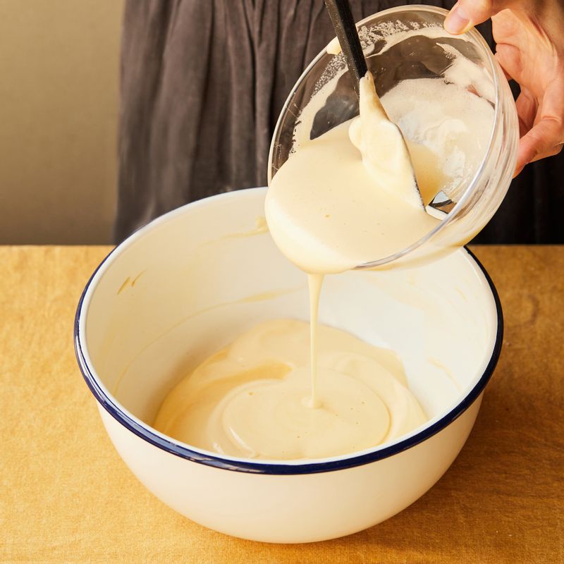 중탕한 버터와 우유에 반죽 일부를 넣고 섞은 후 본 반죽에 넣고 섞어주세요.