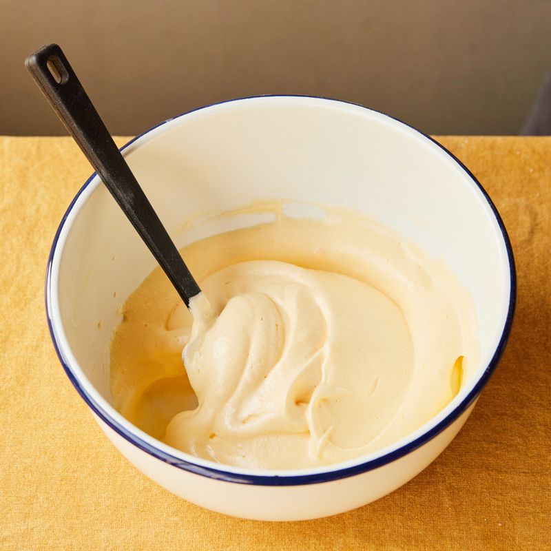 노른자 혼합물에 머랭을 2~3번에 나눠 넣고 주걱으로 섞어주세요.