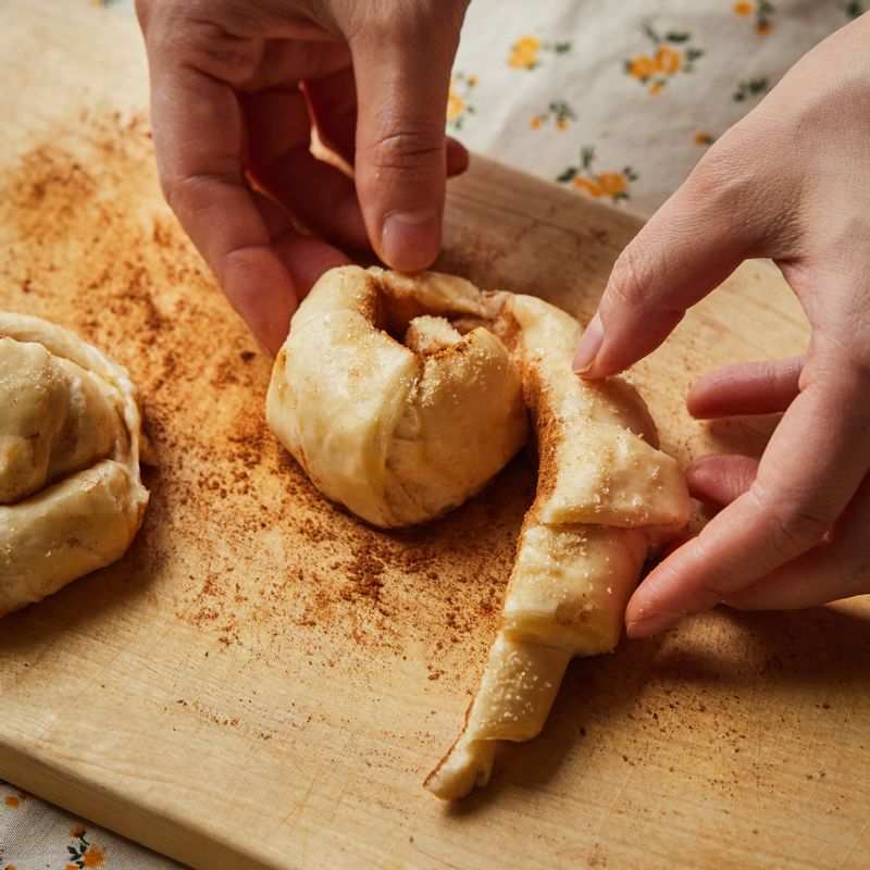크로아상을 반으로 갈라 돌돌 말아준 후 법랑 접시에 올려주세요.