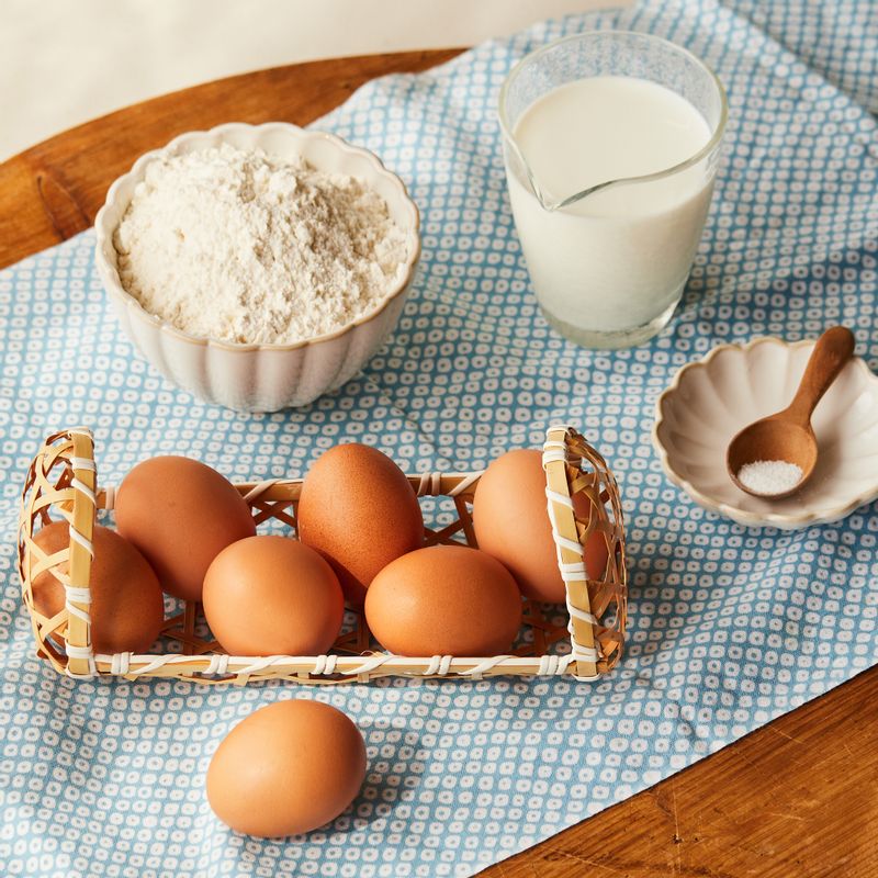달걀빵을 위한 재료 이미지로 달걀,핫케이크가루,우유,식용유,소금 등으로 구성 되어있습니다.