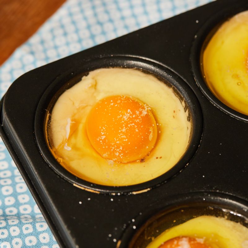 구워진 반죽 위에 남은 반죽을 나눠 넣고 달걀을 하나씩 넣은 후 소금을 뿌려주세요.