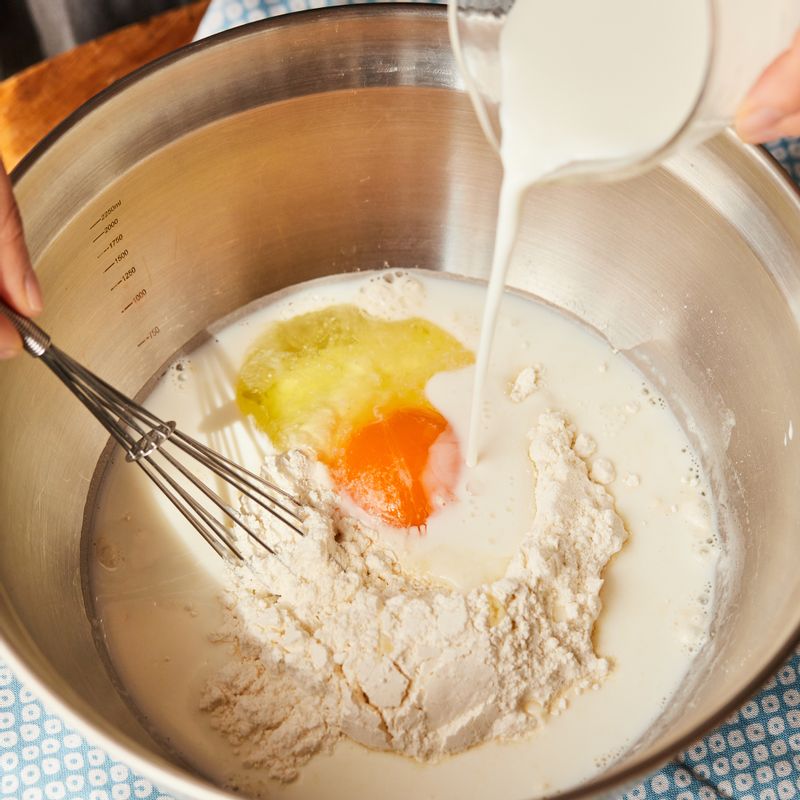 핫케이크 가루에 달걀 1개와 우유를 넣고 섞어주세요.